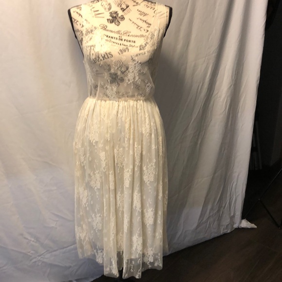 Dresses & Skirts - Lace dress w/skirt lining.